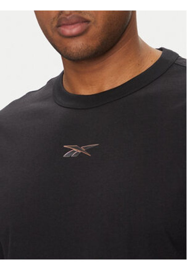 Reebok T-Shirt 100214893 Czarny Regular Fit. Kolor: czarny. Materiał: bawełna