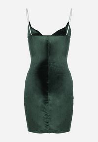 Born2be - Zielona Dopasowana Sukienka Welurowa z Kopertowym Dekoltem Evicco. Typ kołnierza: dekolt kopertowy. Kolor: zielony. Materiał: welur. Wzór: aplikacja. Typ sukienki: kopertowe. Styl: elegancki #4