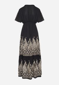 Born2be - Czarna Kopertowa Sukienka z Wiskozy Ozdobiona Frędzlami Redare. Okazja: na co dzień. Typ kołnierza: dekolt w serek. Kolor: czarny. Materiał: wiskoza. Wzór: aplikacja. Typ sukienki: kopertowe. Styl: casual, klasyczny, boho #7