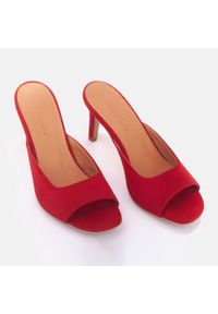 Marco Shoes Klapki Palermo czerwone. Kolor: czerwony. Materiał: zamsz. Obcas: na obcasie. Styl: elegancki. Wysokość obcasa: średni