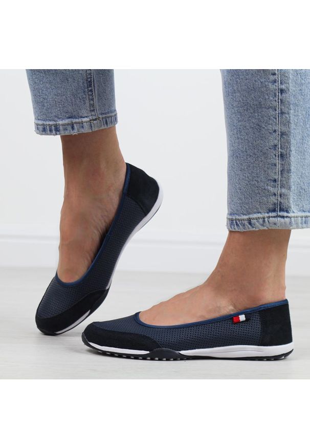 Granatowe ażurowe skórzane baleriny damskie T.Sokolski 600. Kolor: niebieski. Materiał: skóra. Szerokość cholewki: normalna. Wzór: ażurowy. Sezon: wiosna, jesień, lato. Styl: klasyczny