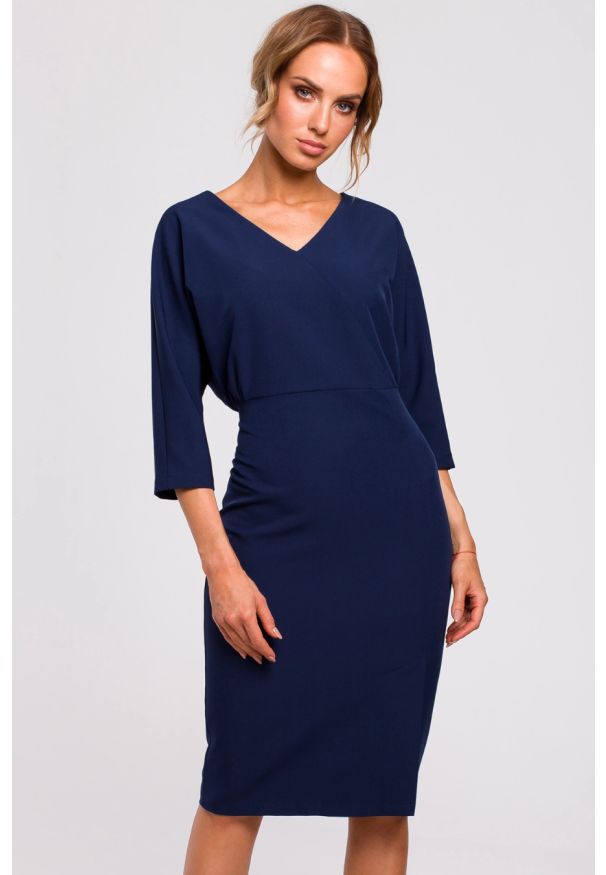 Sukienki.shop - Sukienka ołówkowa zbluzowana góra i dekolt V granatowa. Okazja: do pracy. Kolor: niebieski, zielony. Typ sukienki: ołówkowe. Styl: elegancki, wizytowy