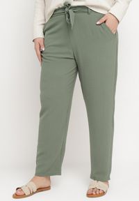 Born2be - Zielone Spodnie Regular Wiązane w Pasie w stylu Paperbag Tamburia. Kolor: zielony. Materiał: tkanina. Sezon: lato