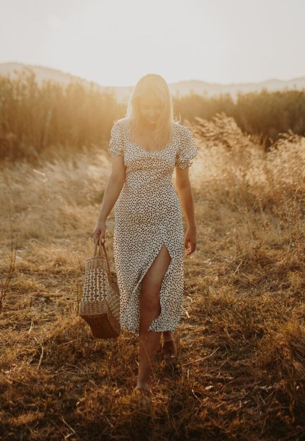 Renee - Biała Sukienka Melorith. Kolor: biały. Wzór: aplikacja, kwiaty. Sezon: lato. Długość: midi