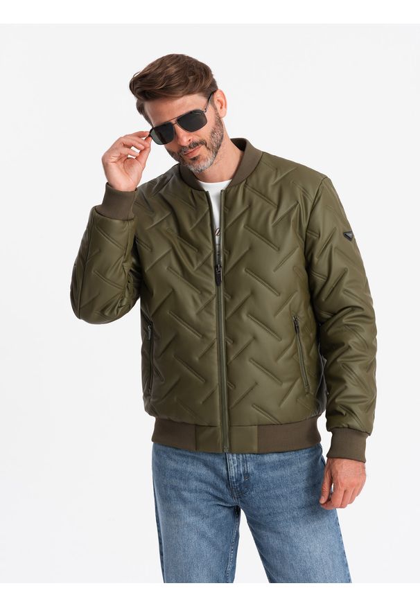 Ombre Clothing - Kurtka męska bomberka z tłoczonym wzorem – oliwkowa V2 OM-JALP-0196 - XXL. Okazja: na co dzień. Kolor: oliwkowy. Materiał: syntetyk, skóra, poliester, materiał. Wzór: gładki. Styl: klasyczny, casual