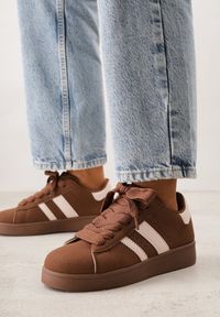 Renee - Brązowo-Białe Sneakersy na Niskiej Platformie z Naszywkami Flordexia. Okazja: na co dzień. Kolor: brązowy. Materiał: jeans. Wzór: aplikacja. Obcas: na platformie #4