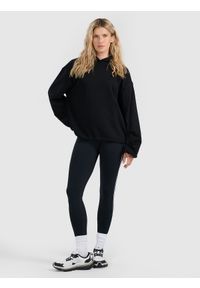4f - 4F Bluza dresowa nierozpinana z kapturem damska - czarna M. Typ kołnierza: kaptur. Kolor: czarny. Materiał: dresówka