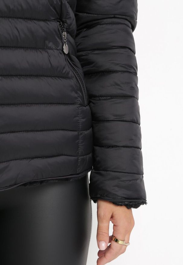 Born2be - Czarna Dwustronna Kurtka Pikowana i Futerkowa Ocieplona Haiela. Okazja: na co dzień. Kolor: czarny. Materiał: jeans, tkanina, futro. Sezon: zima, jesień. Styl: elegancki, casual
