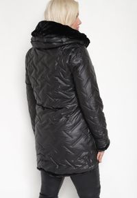 Born2be - Czarna Pikowana Kurtka z Kapturem Ocieplana Futerkiem Lealinea. Okazja: na co dzień. Typ kołnierza: kaptur. Kolekcja: plus size. Kolor: czarny. Materiał: futro. Długość: długie. Styl: casual #3