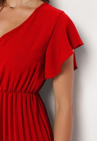 Born2be - Czerwona Sukienka Plisowana o Rozkloszowanym Fasonie i Trójkątnym Dekolcie Rissara. Okazja: na spotkanie biznesowe. Kolor: czerwony. Materiał: materiał. Długość rękawa: krótki rękaw. Typ sukienki: plisowane. Styl: biznesowy #4