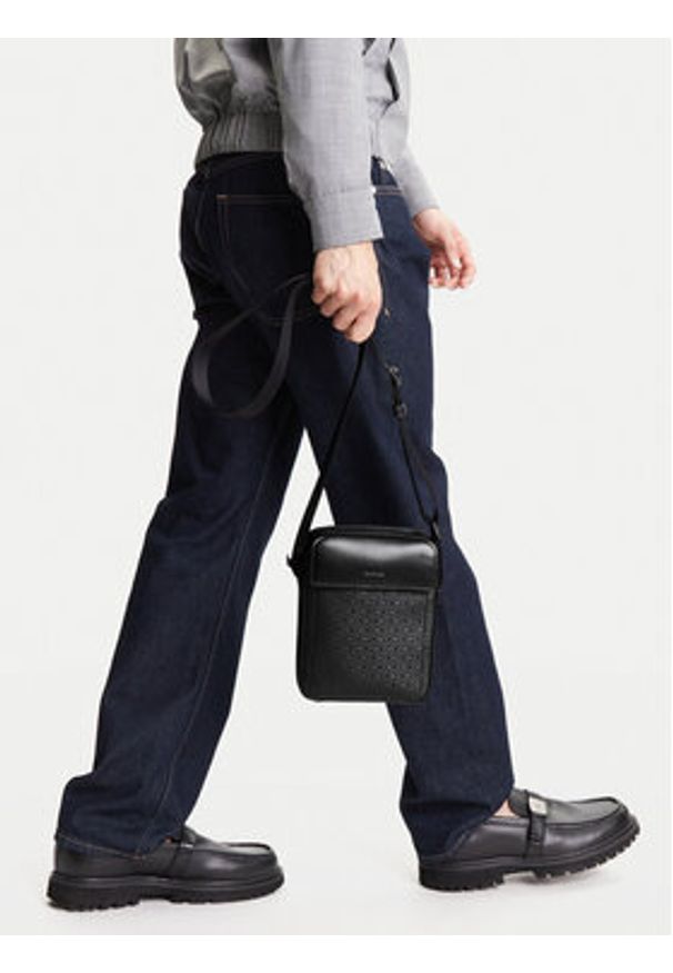 Calvin Klein Saszetka Ck Sleek Reporter S Mono K50K512883 Czarny. Kolor: czarny. Materiał: skóra