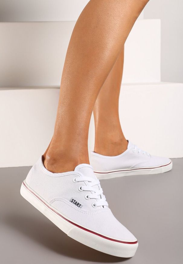 Born2be - Białe Płaskie Klasyczne Tenisówki ze Sznurowaniem Moanda. Okazja: na co dzień, na spotkanie biznesowe. Kolor: biały. Materiał: jeans. Obcas: na obcasie. Styl: klasyczny. Wysokość obcasa: niski