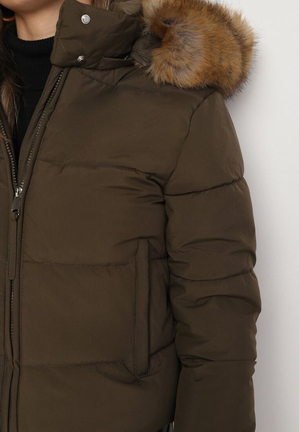 Born2be - Ciemnozielona Pikowana Kurtka z Odpinanym Kapturem i Kołnierzem ze Sztucznym Futerkiem Merielea. Okazja: na co dzień. Kolor: zielony. Materiał: futro. Styl: elegancki, casual