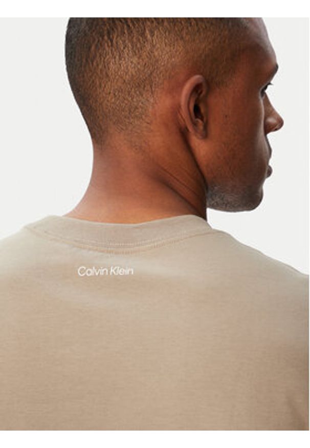 Calvin Klein Jeans T-Shirt LV04RG822G Beżowy ciemny Regular Fit. Kolor: beżowy. Materiał: bawełna