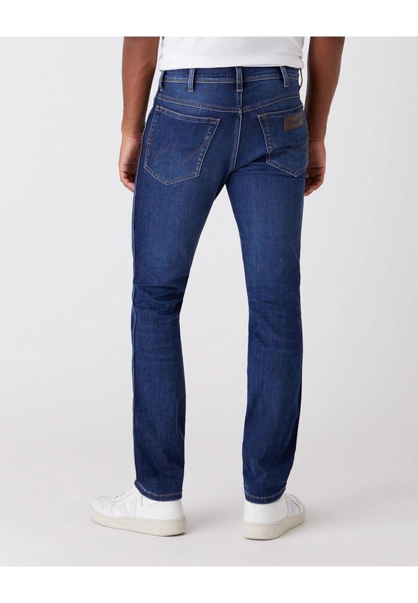 Wrangler - SPODNIE MĘSKIE WRANGLER TEXAS SLIM VELVERY BLUE W12SAO91Y 112126501