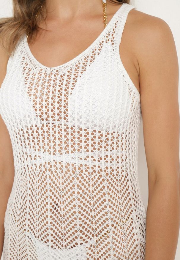 Born2be - Biała Dopasowana Ażurowa Sukienka Plażowa Narzutka Ozdobiona Rozcięciem na Nogę Alvantia. Okazja: na plażę. Kolor: biały. Wzór: ażurowy, aplikacja. Sezon: lato. Styl: klasyczny