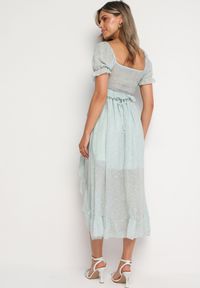 Born2be - Zielona Taliowana Sukienka z Bufiastymi Rękawami Ozdobiona Broszką i Falbanką Timadea. Kolor: zielony. Materiał: materiał. Wzór: aplikacja. Styl: elegancki
