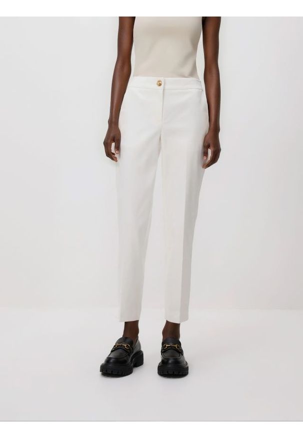 Reserved - Spodnie w kant z bawełną - biały. Kolor: biały. Materiał: bawełna