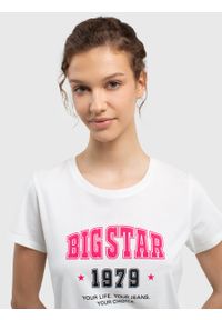 Big-Star - Koszulka damska bawełniana z dużym nadrukiem na piersi biała Rismela 100. Okazja: na imprezę, na co dzień. Kolor: biały. Materiał: bawełna. Wzór: nadruk. Styl: retro, casual #2