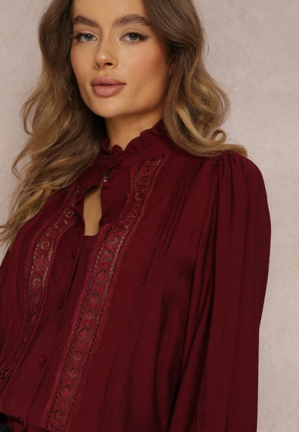 Renee - Bordowa Koszula ze Stójką i Koronką Phaeninca. Okazja: na co dzień. Typ kołnierza: kołnierzyk stójkowy. Kolor: czerwony. Materiał: koronka. Wzór: koronka. Styl: casual, elegancki