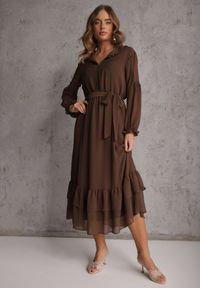 Renee - Brązowa Sukienka Boho z Paskiem Guzikami i Falbanami Nevinete. Okazja: na imprezę. Kolor: brązowy. Materiał: poliester. Styl: boho #4