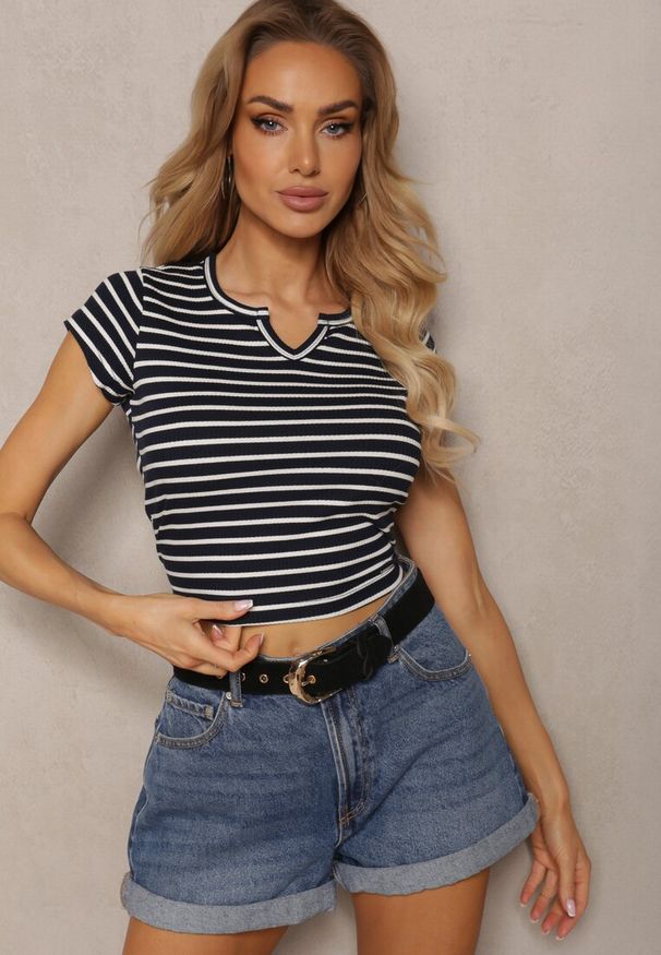 Renee - Granatowo-Biały T-shirt z Bawełny z Krótkim Rękawem i Ozdobnym Wycięciem Relenna. Kolor: niebieski. Materiał: bawełna. Długość rękawa: krótki rękaw. Długość: krótkie. Sezon: lato