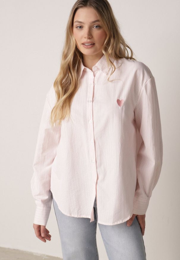 Born2be - Różowa Koszula z Bawełną w Paski Ozdobiona Haftem Sercem Sewriva. Okazja: na co dzień. Typ kołnierza: kołnierzyk klasyczny. Kolor: różowy. Materiał: bawełna. Wzór: aplikacja, haft, paski. Styl: casual, klasyczny