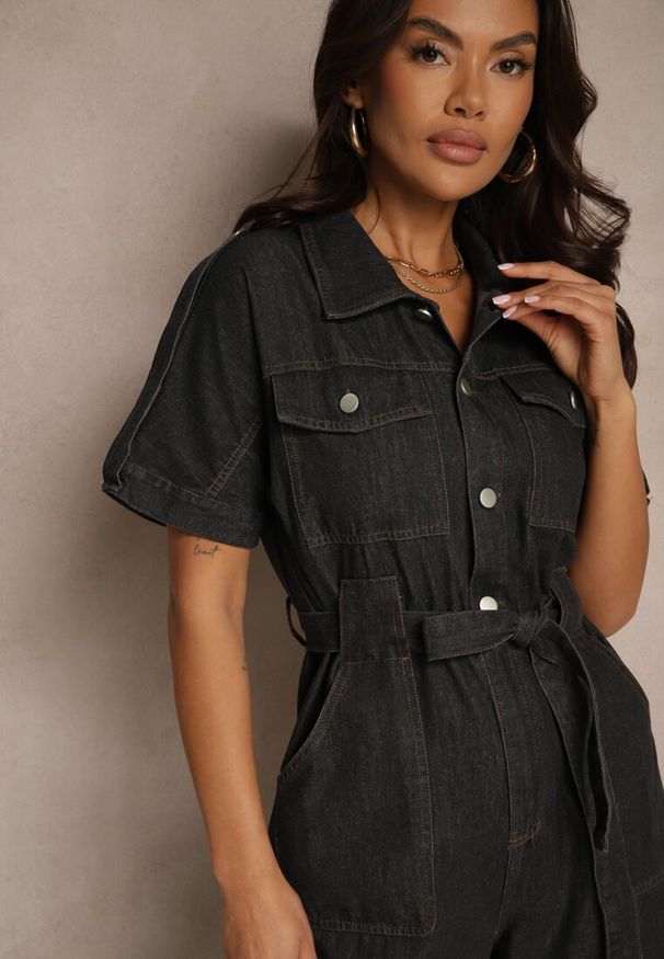 Renee - Czarny Denimowy Kombinezon z Bawełny z Materiałowym Paskiem w Talii i Szerokimi Nogawkami Yonadea. Okazja: na co dzień. Kolor: czarny. Materiał: materiał, bawełna. Styl: elegancki, casual, klasyczny