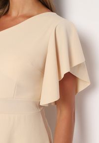 Born2be - Beżowa Koktajlowa Sukienka Asymetryczna na Jedno Ramię z Falbankami Vimilora. Typ kołnierza: kołnierz z falbankami. Kolor: beżowy. Materiał: materiał. Typ sukienki: asymetryczne. Styl: wizytowy #7