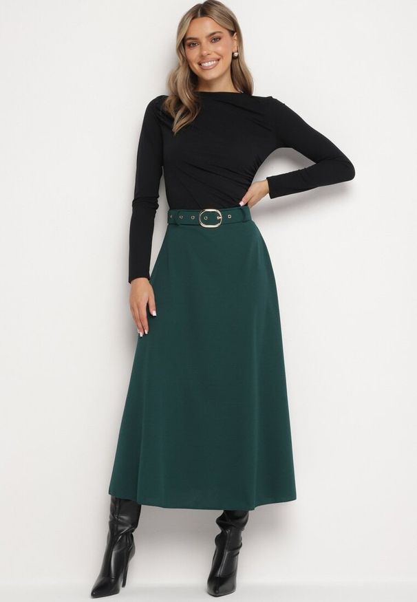 Born2be - Ciemnozielona Rozkloszowana Spódnica z Wysokim Stanem Ozdobiona Paskiem z Klamrą Lobira. Okazja: na co dzień. Stan: podwyższony. Kolor: zielony. Materiał: jedwab. Wzór: aplikacja. Styl: elegancki, casual