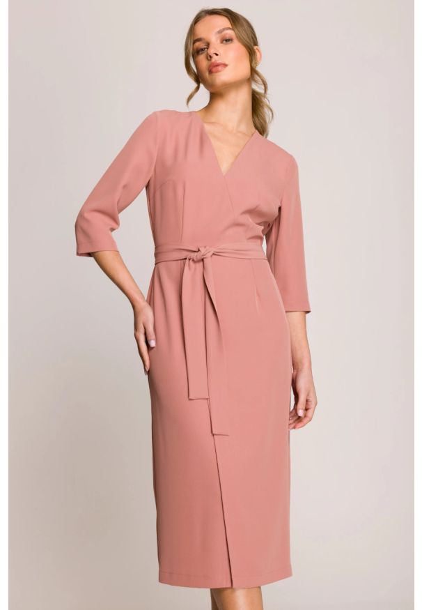 Stylove - Elegancka sukienka midi z dekoltem V i rozcięciem różana. Okazja: na spotkanie biznesowe. Typ kołnierza: typu klepsydra, dekolt w kształcie V. Kolekcja: dla wysokich. Kolor: różowy, czarny. Wzór: gładki. Typ sukienki: kopertowe. Materiał: guma, satyna, tkanina, elastan. Styl: elegancki. Długość: midi