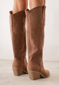 Renee - Jasnobrązowe Kozaki Kowbojki na Stożku z Gładką Cholewką z Imitacji Zamszu Halille. Nosek buta: otwarty. Kolor: brązowy. Materiał: zamsz. Szerokość cholewki: normalna. Wzór: gładki. Obcas: na stożku. Wysokość obcasa: średni #7