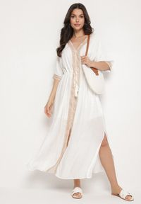 Born2be - Biała Wiskozowa Sukienka z Ażurową Lamówką Aravellea. Okazja: na co dzień. Typ kołnierza: dekolt w serek. Kolor: biały. Materiał: wiskoza. Wzór: ażurowy. Styl: casual, elegancki #1