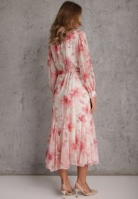 Renee - Różowa Eteryczna Sukienka Zdobiona Falbankami i Wiązanym Paskiem Rhelaith. Okazja: na imprezę, na randkę. Typ kołnierza: kołnierz z falbankami. Kolor: różowy. Materiał: poliester. Wzór: aplikacja. Styl: boho #7