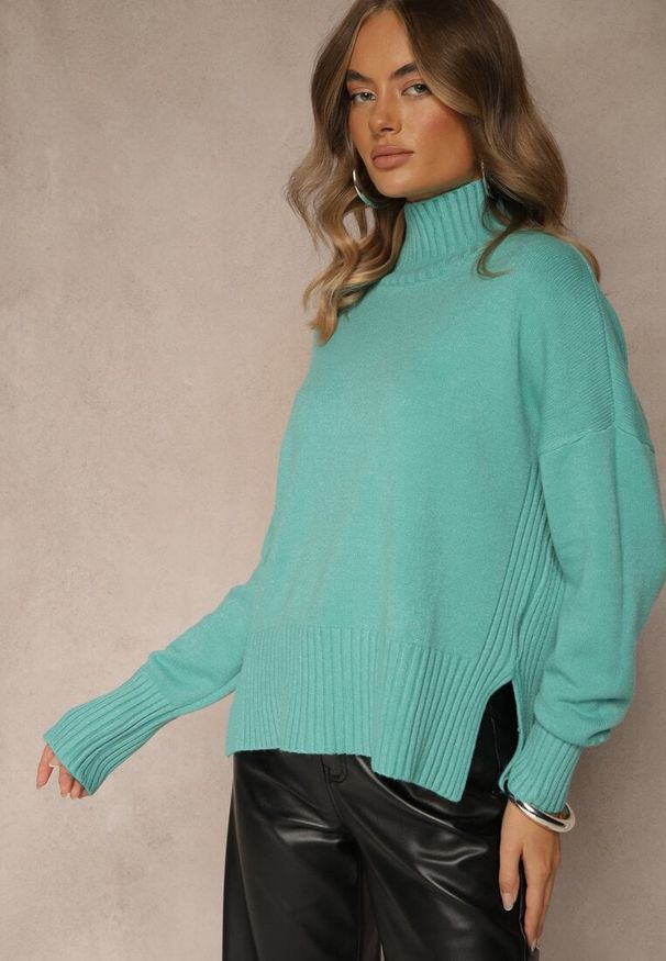 Renee - Jasnozielony Gładki Golf Casual Ralloria. Okazja: na co dzień. Typ kołnierza: golf. Kolor: zielony. Materiał: jeans, prążkowany. Długość rękawa: długi rękaw. Długość: długie. Wzór: gładki. Styl: casual