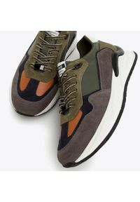Wittchen - Męskie sneakersy skórzane z motywem w jodełkę zielono-szare. Nosek buta: okrągły. Kolor: wielokolorowy, szary, zielony. Materiał: skóra. Wzór: jodełka