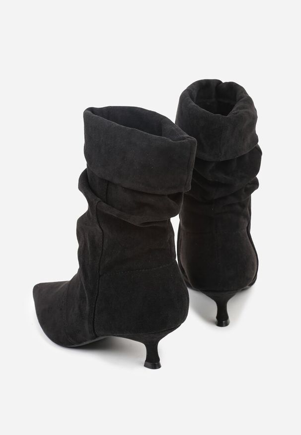 Renee - Czarne Botki do Kostki na Kaczuszce z Marszczoną Cholewką Rasela. Kolor: czarny. Materiał: zamsz. Szerokość cholewki: normalna. Obcas: na szpilce. Styl: boho. Wysokość obcasa: niski
