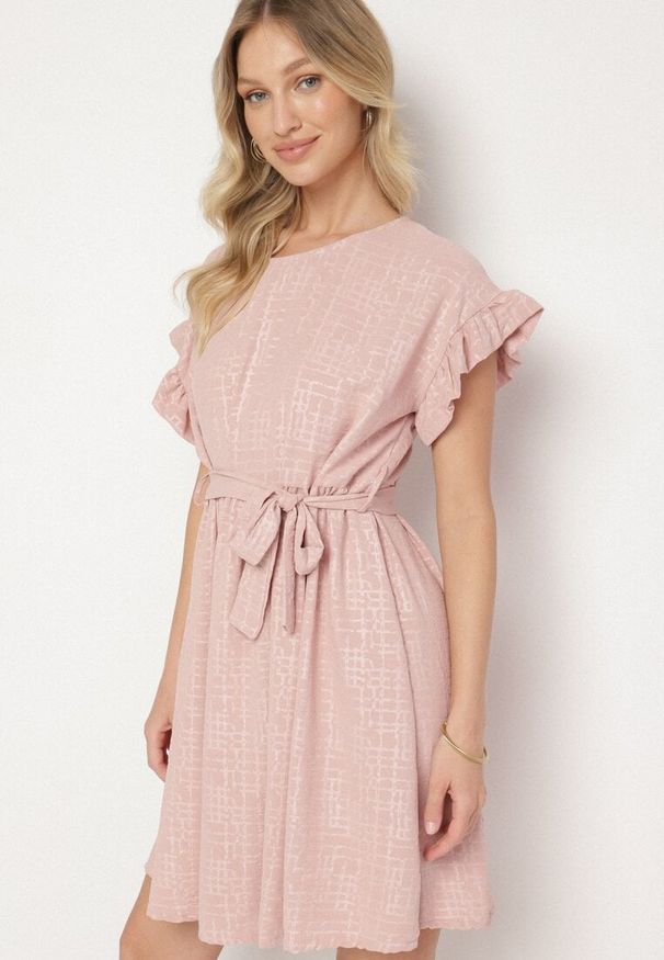 Born2be - Ciemnoróżowa Sukienka Ozdobiona Falbankami i Paskiem Izulira. Typ kołnierza: kołnierz z falbankami. Kolor: różowy. Wzór: aplikacja. Styl: elegancki