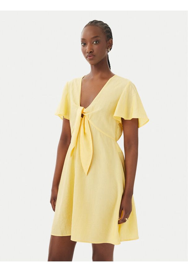 Vero Moda Sukienka codzienna Vira 10340739 Żółty Regular Fit. Okazja: na co dzień. Kolor: żółty. Materiał: wiskoza. Typ sukienki: proste. Styl: casual