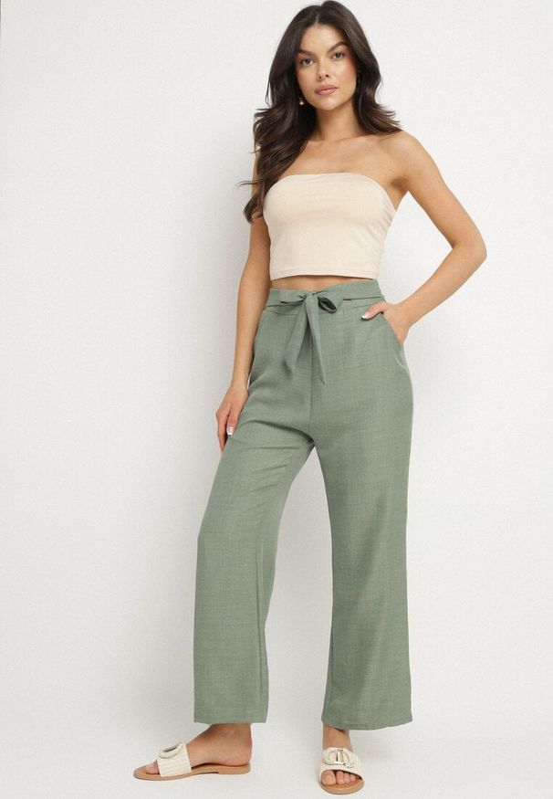 Born2be - Ciemnozielone Spodnie o Szerokim Kroju z Wiązaniem i Gumką w Pasie Miravenia. Okazja: na co dzień. Kolor: zielony. Styl: casual, elegancki