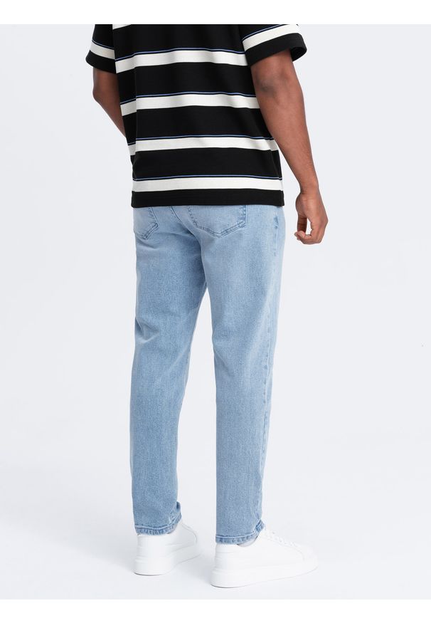 Ombre Clothing - Męskie spodnie jeansowe CARROT FIT z delikatnymi przetarciami – jasnoniebieskie V2. Okazja: na co dzień. Kolor: niebieski. Materiał: jeans. Wzór: aplikacja. Styl: casual