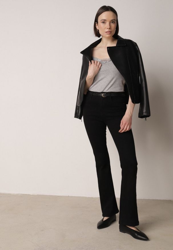 Born2be - Ciemnoszary Bawełniany Top na Ramiączkach z Ozdobną Koronką przy Dekolcie Berlisa. Kolor: szary. Materiał: bawełna, koronka. Długość rękawa: na ramiączkach. Wzór: koronka