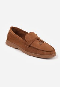 Renee - Jasnobrązowe Mokasyny VICES Casualowe ze Skórzaną Wkładką i Metalowymi Ozdobami Dinsmore. Okazja: na co dzień. Nosek buta: okrągły. Kolor: brązowy. Materiał: skóra. Wzór: aplikacja. Obcas: na obcasie. Styl: casual. Wysokość obcasa: niski #9