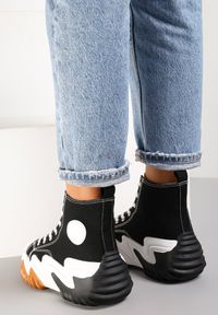 Renee - Czarne Trampki Theopheina. Wysokość cholewki: przed kolano. Nosek buta: okrągły. Kolor: czarny. Materiał: materiał, jeans. Szerokość cholewki: normalna. Wzór: aplikacja. Obcas: na platformie