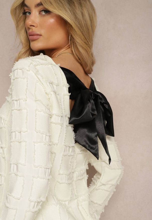 Renee - Beżowa Elegancka Sukienka z Kokardą i Ozdobnymi Kwadratami Sadunna. Okazja: na co dzień, na spotkanie biznesowe. Typ kołnierza: kokarda. Kolor: beżowy. Długość rękawa: krótki rękaw. Typ sukienki: proste. Styl: elegancki