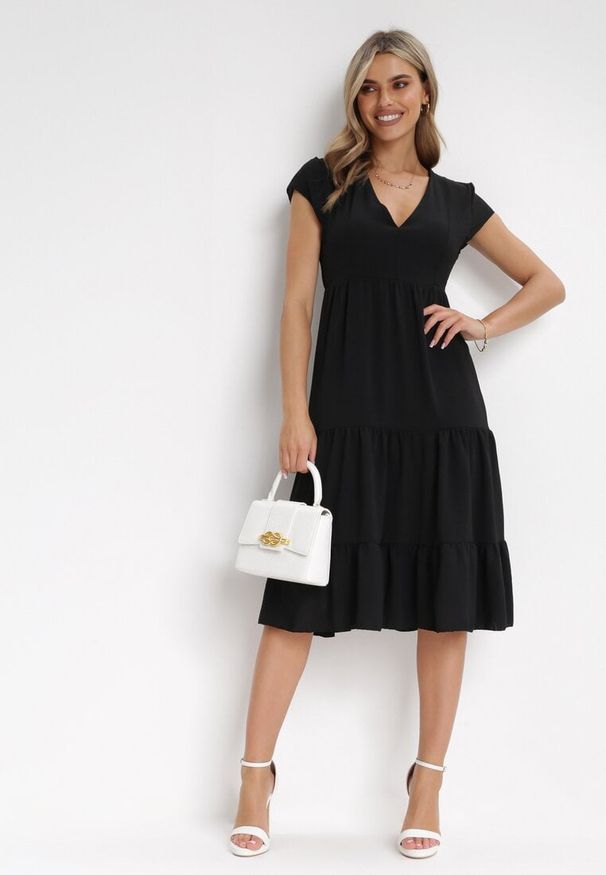 Born2be - Czarna Sukienka Midi Rozkloszowana z Falbanką Sanissa. Okazja: na co dzień. Kolor: czarny. Styl: casual, klasyczny. Długość: midi