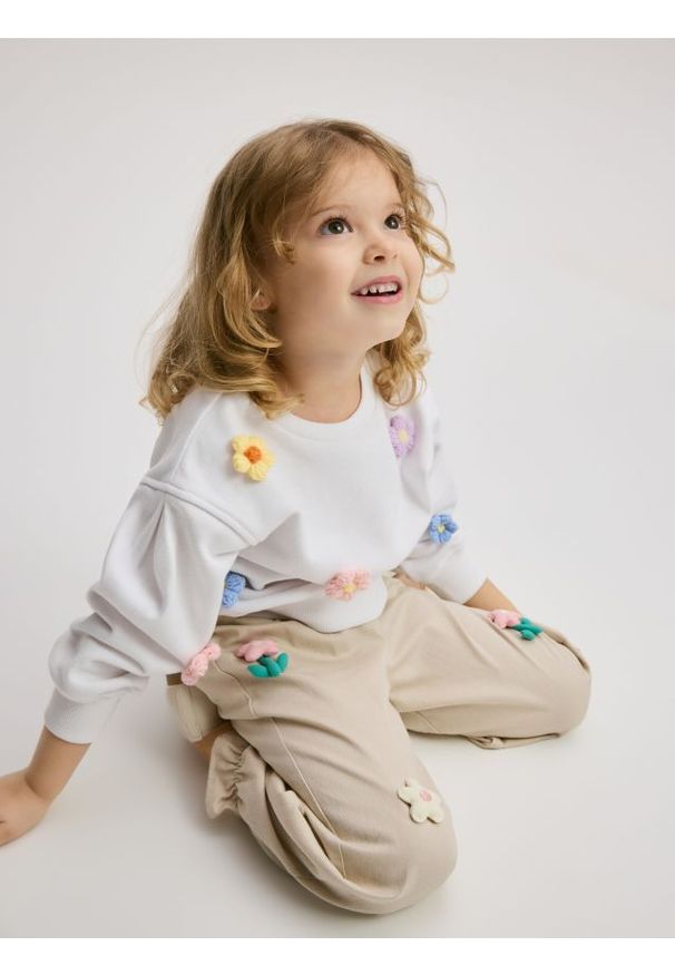 Reserved - Spodnie z aplikacją 3D - beżowy. Kolor: beżowy. Materiał: bawełna. Wzór: aplikacja