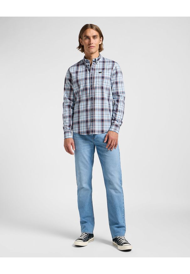 Lee - LEE MĘSKA KOSZULA LEE LEE BUTTON DOWN AURORA SEPIA PLAID 112363687. Okazja: na co dzień. Typ kołnierza: button down. Kolor: brązowy. Materiał: bawełna. Długość: długie. Wzór: kratka. Styl: casual, klasyczny