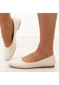 eVento - Złote baleriny damskie Evento 9047. Okazja: na co dzień. Kolor: złoty. Materiał: skóra. Szerokość cholewki: normalna. Sezon: wiosna, lato. Styl: casual, elegancki, klasyczny, wizytowy #1