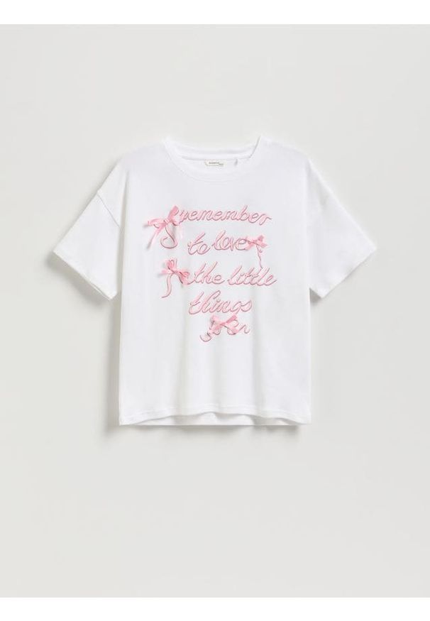 Reserved - T-shirt z aplikacją - złamana biel. Materiał: bawełna. Wzór: aplikacja